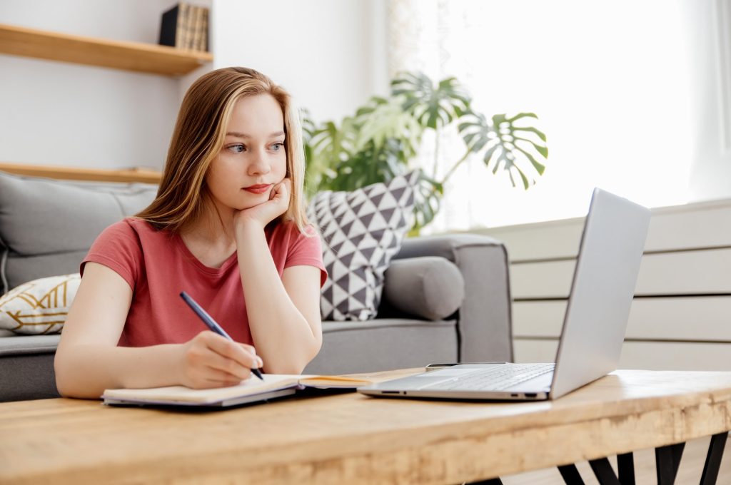 girl-studies-online-at-home